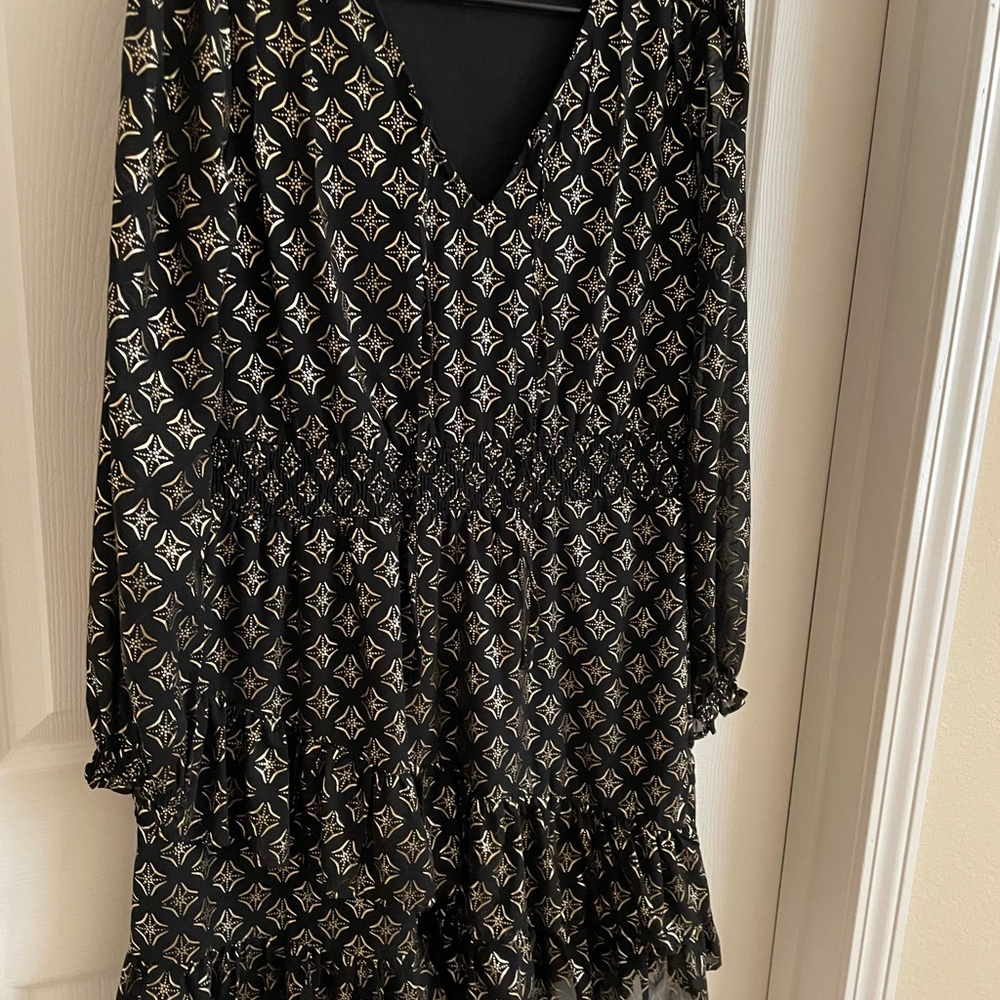 Chic Black and White Geometric Long Sleeve Dress